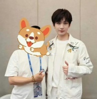 同一个路人镜头下的新四顶流：龚俊、王鹤棣、成毅、杨洋……