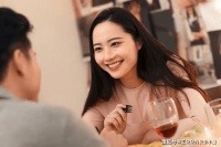 一个男人的人品好不好，约他吃顿饭，观察他的这4个细节就知道！