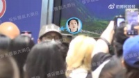 孙阳被狗仔拍到烟瘾很大，吃饭在店内抽，吃完出来在路边还抽……