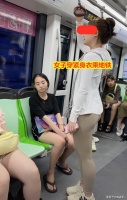 女子地铁看不惯别人穿紧身衣，斜着眼上下打量，一边看一边翻白眼