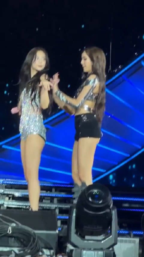 lisa和金智妮jennie玩的很开心