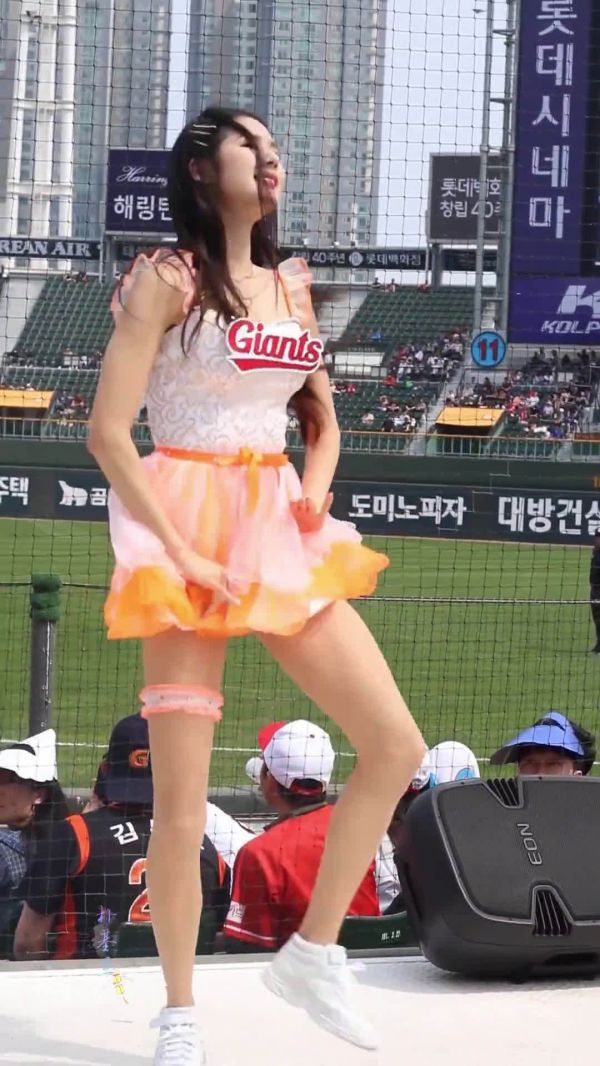 谁知道她们腿上的圈圈是干什么用的吗?