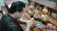 葫芦雕刻“守艺人”以“针”代笔 方寸间展现远古彩陶文化