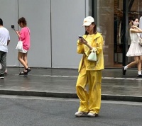 何超莲带妈逛街太有范儿，被疑要投资新业务，与窦骁新婚超甜蜜