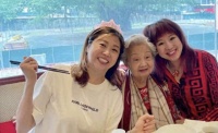 突传死讯！香港知名女星母亲不幸离世，家族四代同堂人丁兴旺