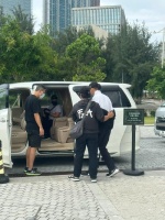 87岁谢贤现身公园，造型帅气精神状态超好，走路需要助理搀扶