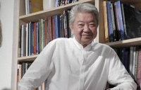 香港知名才子极速衰老，夏天穿大衣戴围巾，身材消瘦坐轮椅现身