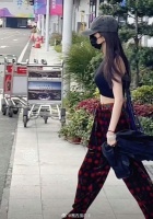杨幂回横店上班了，幂姐真的是走在时尚的前端……