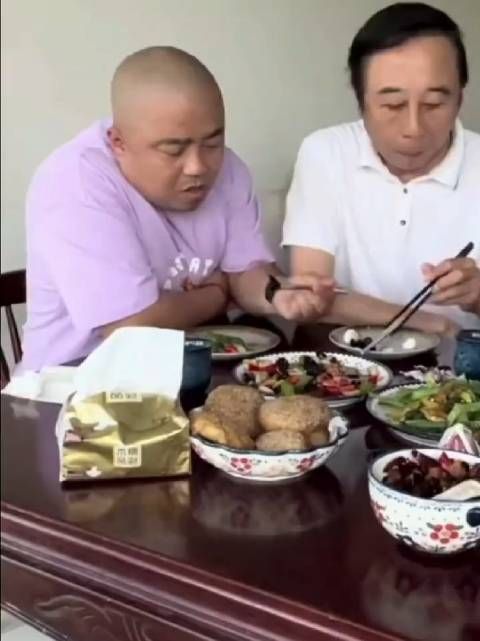 冯巩老师怼吃饭吧唧嘴当时，形容嘴上有拖鞋真是太损了