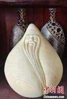 欲建根雕博物馆 新疆兵团这位技工何以痴迷朽木？