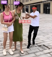 丈夫帮妻子擦汗递水被推倒，妻子的闺蜜心疼扶起他：她不要你我要