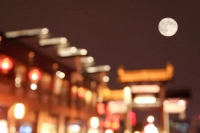 品读｜扭秧歌的、吹唢呐的……夜晚的广场一片热闹景象