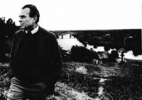 米沃什：在这疼痛的世界，选择赞美存在