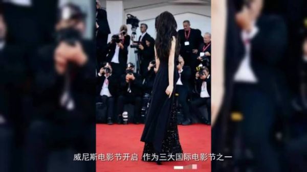 58岁刘嘉玲和舒淇同台亮相,假发片厚重笑容僵硬,成港版刘晓庆