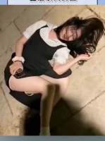 00后女孩太疯狂，喝多不省人事！直接躺大街上睡了……