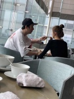 王思聪近照曝光，和众多美女一起吃夜宵，眼神空洞无光造型抢镜