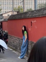 路人镜头下的关晓彤永远比红毯精修美得多