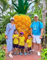 老公李乘德带儿子探班拍古装戏的胡杏儿 夫妻俩手牵手拍甜蜜合影