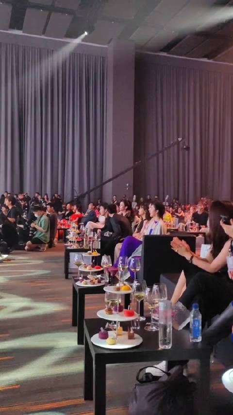 赵丽颖好牛,主办方安排她的座位是正正c位……