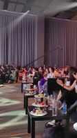 赵丽颖好牛，主办方安排她的座位是正正c位……