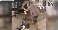纽约地铁站再现暴力事件！一名60岁女子被陌生男子用拐杖殴打50余次