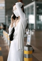 周冬雨回国风格大变，穿18000元小衫放飞自我……