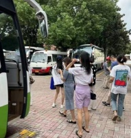baby送小海绵去上学，打扮低调没架子，和黄晓明一同出现在家长群