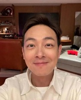 香港童颜男星一家现身商场！三代同堂太温馨，此前喜提700万名车