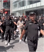 保镖开路、横行于道，明星前呼后拥给谁看？