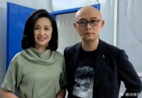 黄菡当婚礼证婚人，走路踉跄显苍老，南京住千万别墅带外孙很享受