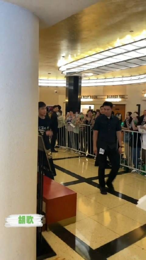 胡歌上海活动现场,充满自信满脸笑容……