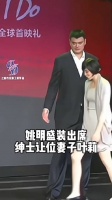 当姚明夫妻遇上陆毅夫妻，一个小调整就让站位变身4G逗乐全场……