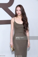 两个完全不同的穿搭风格，优雅大方与酷飒帅气相得益彰……