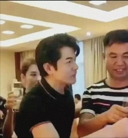 香港天王被偶遇英国扫货奢侈品，生活中冻龄有术，完胜梁朝伟
