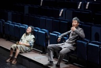 《等待多哥》：镜像式舞台让观众观演如镜自照