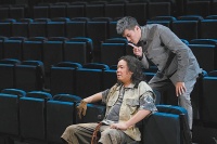 《等待多哥》：镜像式舞台让观演如镜自照