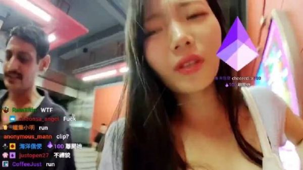 香港一个地铁站，一韩国女主播直播时，遭到南亚猥琐男公开猥亵……
