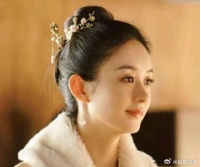 近期，有网友质疑赵丽颖在某剧中的表演风格不够青衣……