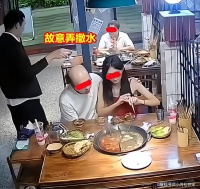 秃头大哥搂着美女吃饭，惹邻桌男子嫉妒，故意将水浇对方头上