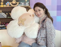 香港知名女星状态冻龄，嫁富豪连生仨女，传想生四胎稳固豪门地位