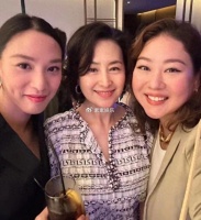 何超琼抱老虎庆祝生日，气色状态年轻又漂亮，何超凤女儿送祝福