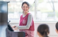 还记得“挖呀挖”意外走红的黄老师吗？她大方晒近照，自曝已胖10多斤