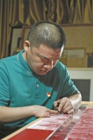 阳军：用残缺的手托起学生美术梦想