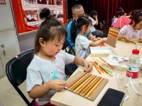 西井社区组织竹编画艺术体验活动，让孩子们感受“指尖技艺”
