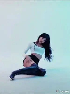 她本就是性感的化身,对一场还在预热的秀保持期待……