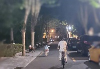 孙怡晒与女儿外出照片，母女俩骑自行车超随性
