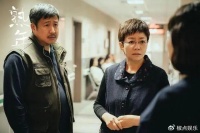 他是著名演员，被前妻嫌穷抛弃，40岁带孩子娶女明星，如今超幸福