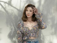 香港知名女星息影多年复出，为自家品牌做代言，横刀夺爱嫁入豪门