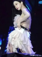 这谁顶得住啊，完美身材浅跳一下