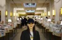 梅婷现身南京游玩，气质出众颜值依旧，出道多年仍美丽